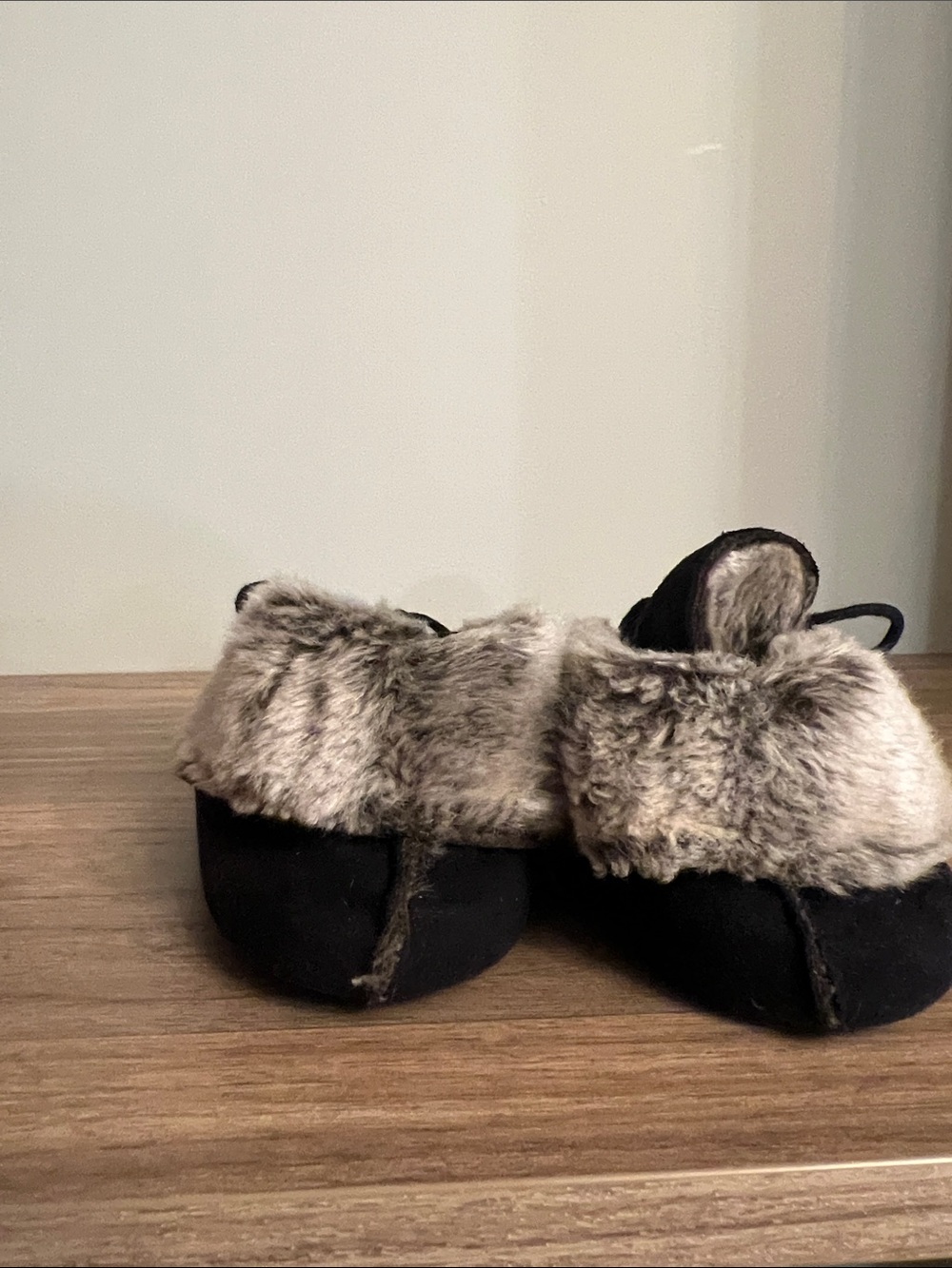 Simply Vera Vera Wang Black Moccasin Slippers with Grey Faux-Fur Collar - Picture 4 of 7